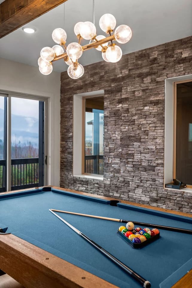 Upscale Gatlinburg Airbnb cabin with mountain views, stylish game room, full-size pool table, stone accent walls, and private deck. Minutes to downtown Gatlinburg, Pigeon Forge & Great Smoky Mountains National Park. Perfect Smoky Mountain retreat.