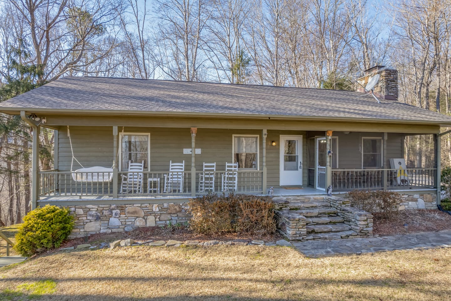 Welcome to the secluded home, "Hickory Nut Hideaway".
Cornhole boards available to use!