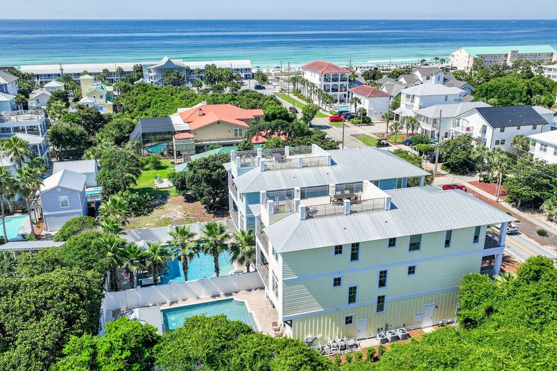 A quick walk to the Emerald Coast's sugar-white beaches