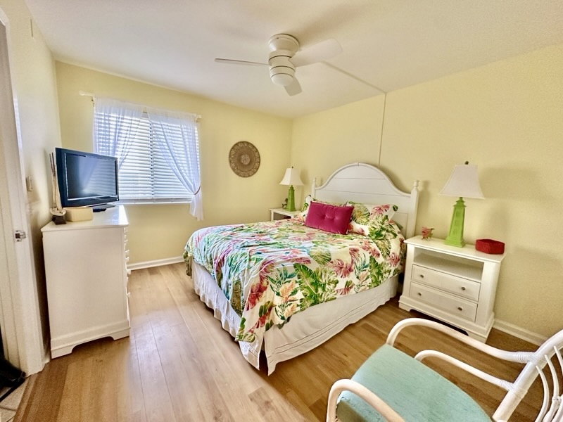 Guest Bedroom w/Queen Bed and En Suite Bath