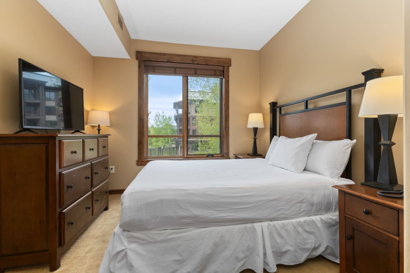 Ensuite Bedroom 2- Queen Bed with Smart Tv