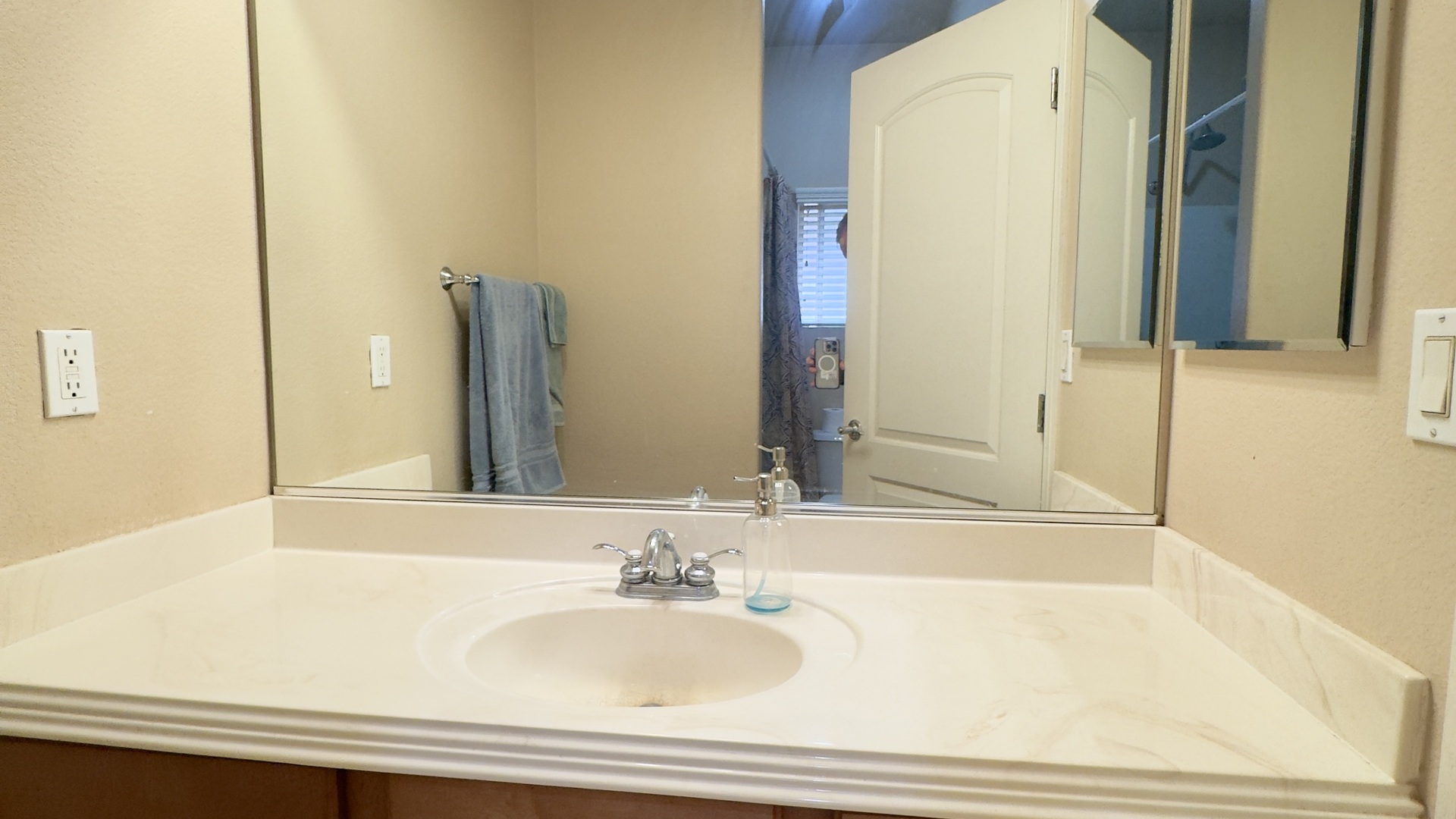 Full private bath with tub and shower — guest house near Las Vegas