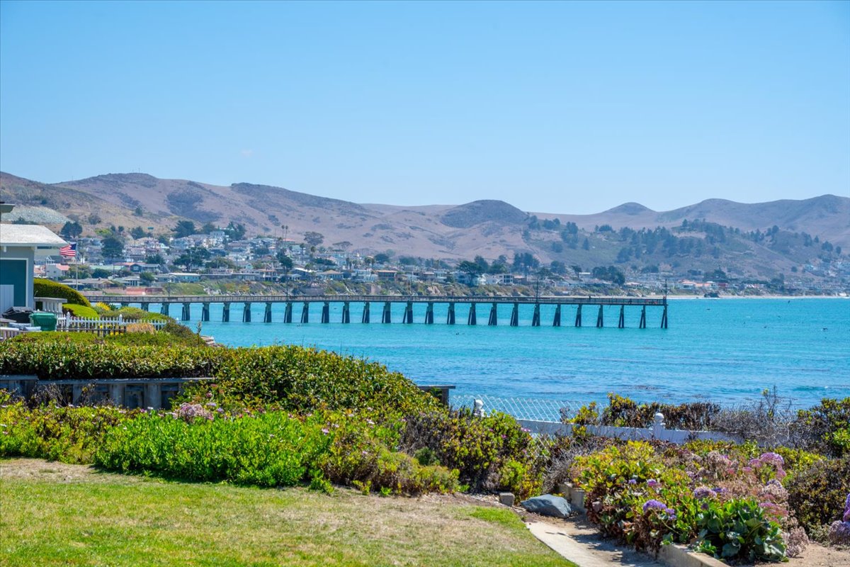 Cayucos Pier Views to the South
