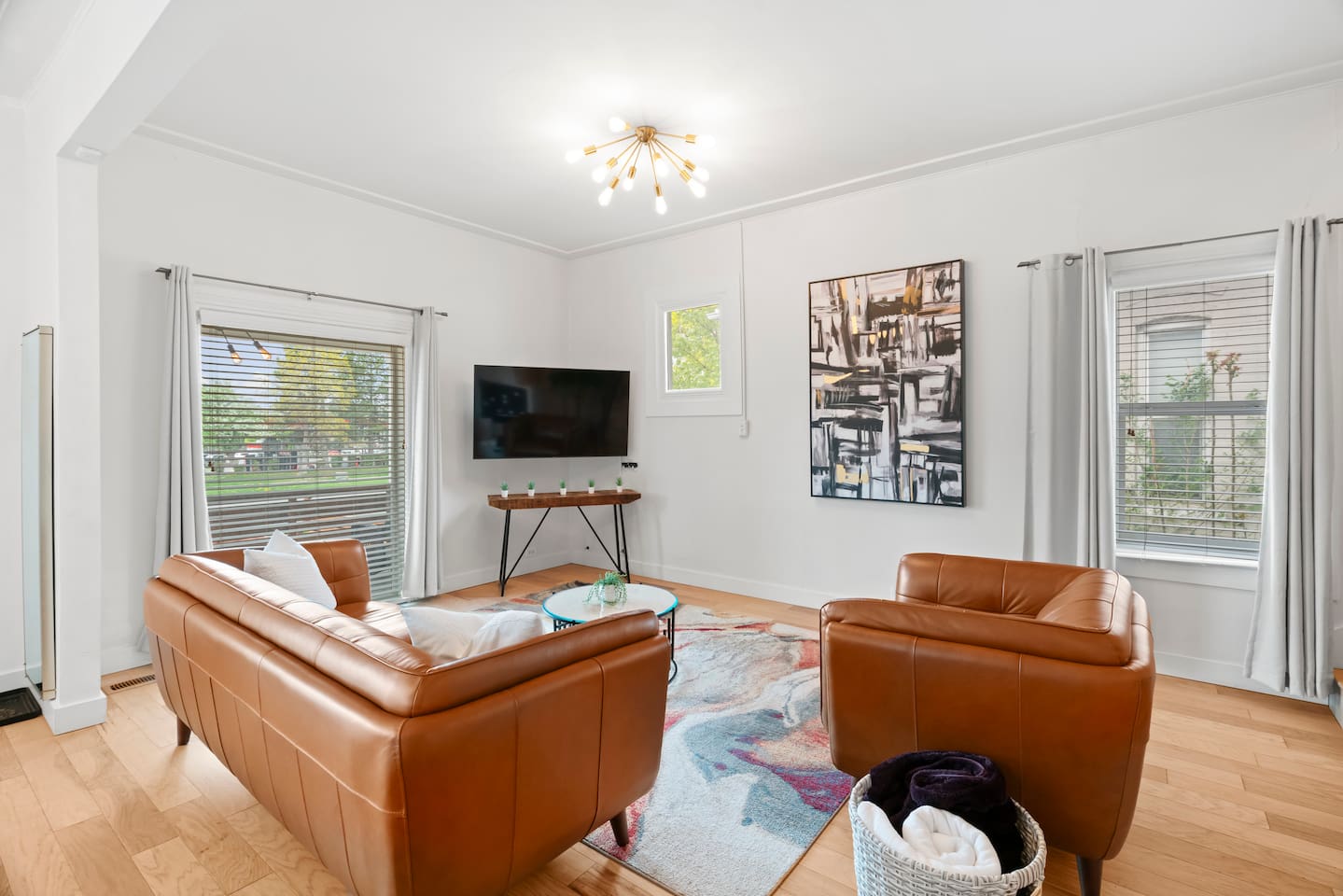 "Jenny is a great host!  Made things incredibly easy - from parking and entry to having more than the basics readily available" - Ryan (January 2024)"Fantastic property. Spiffy clean and tastefully appointed." - Susan (December 2021)