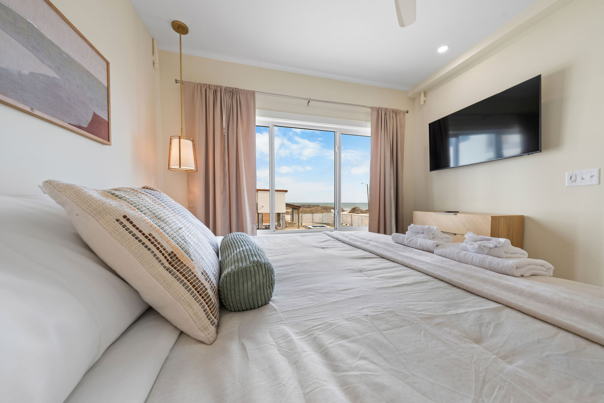 Enjoy a SmartTV from bed