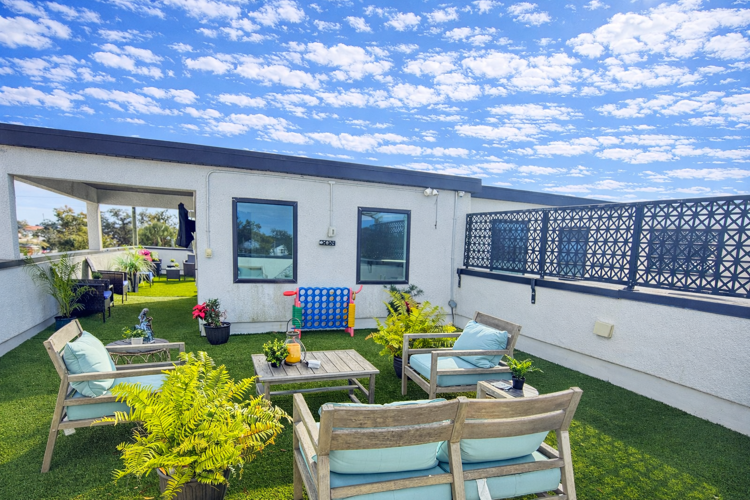 Modern private rooftop: open-plan design seamlessly integrates for seamless indoor/outdoor living.