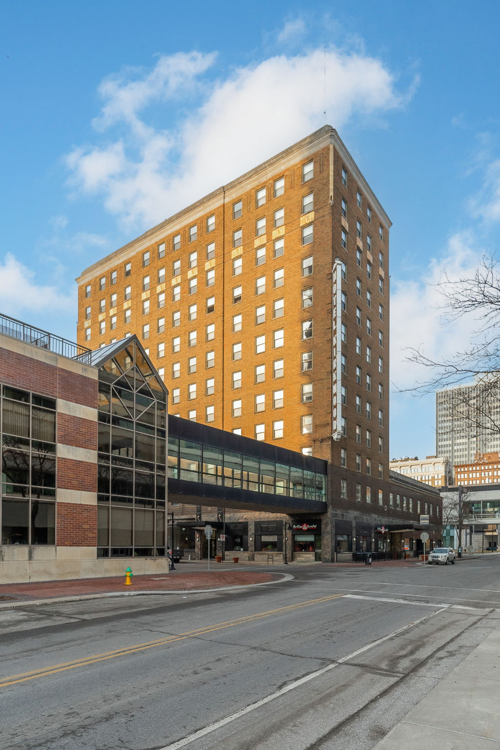 Stay in the iconic Hotel Kirkwood, directly connected to the Des Moines skywalk system. Walk indoors to Wells Fargo Arena, Hy-Vee Hall, restaurants, shops, and nightlife—true convenience paire