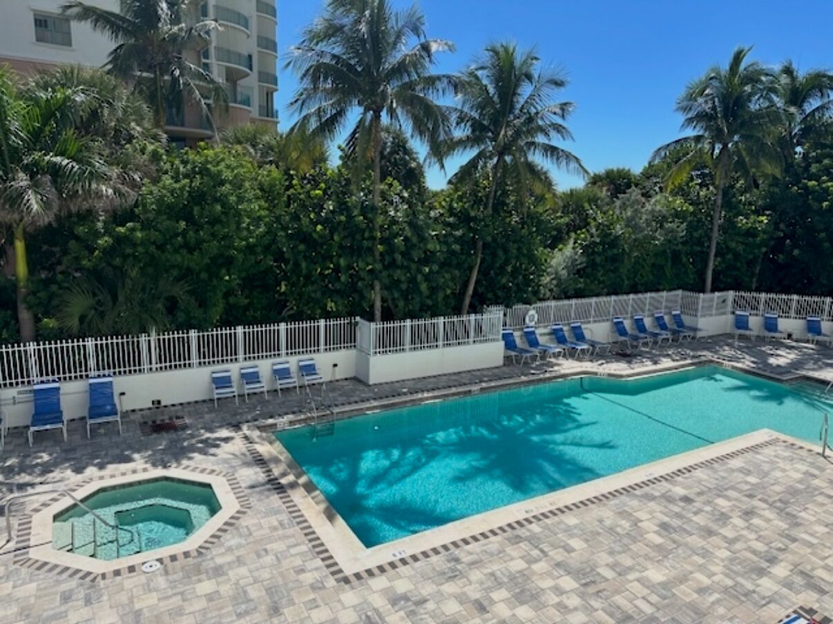 Outdoor pool and jacuzzi
