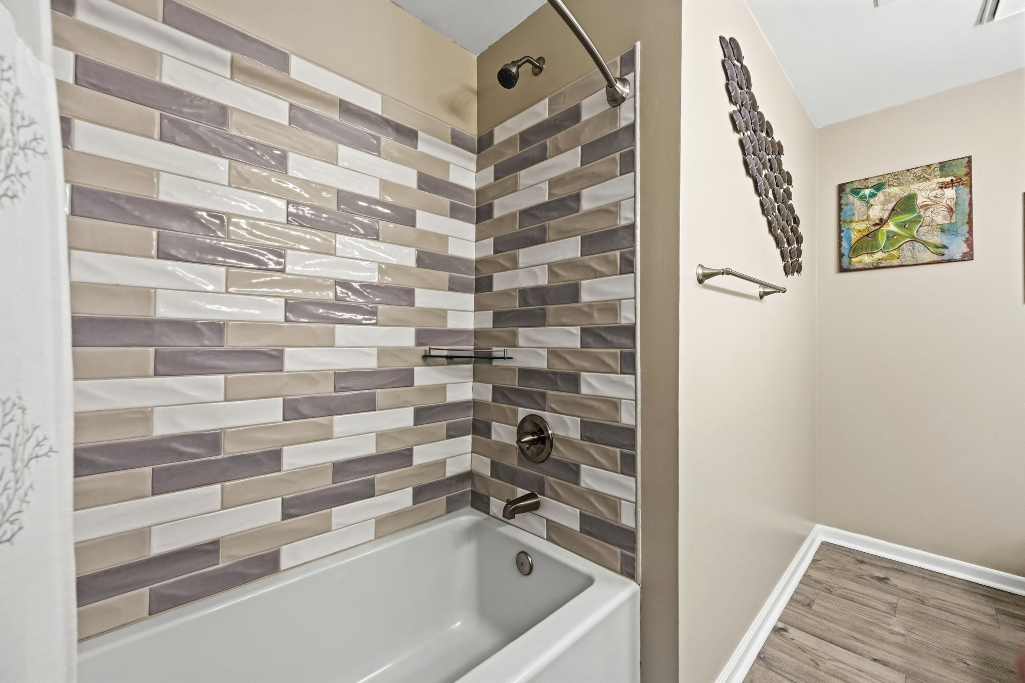 A shower/tub combo... convenient and versatile, making post-beach cleanup simple and stress-free with even the littlest of travelers