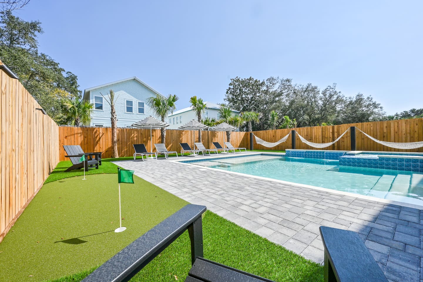 Poolside Putting Green 