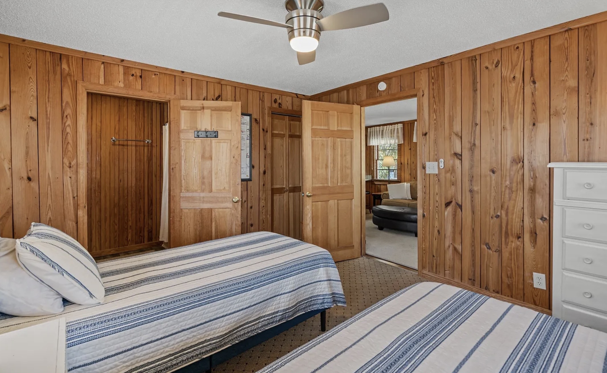 Upstairs, the wood grain rooms bring that timeless island cottage character. ⭐