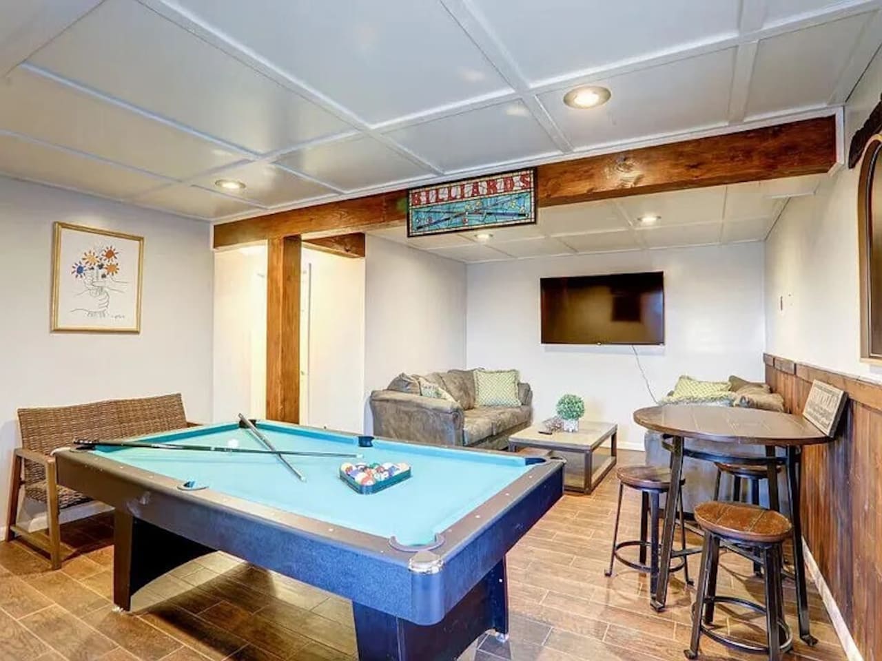 game room sitting area