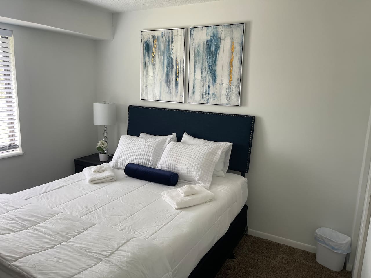 Queen size bedroom 2