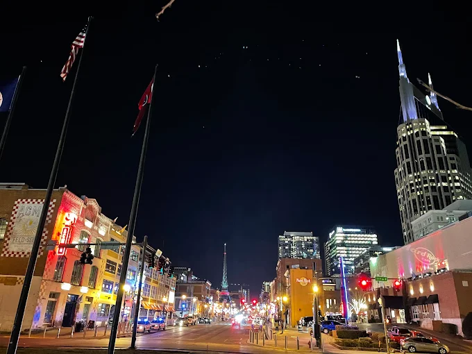 Broadway – Honky-tonks & nightlife (10–12 min walk)