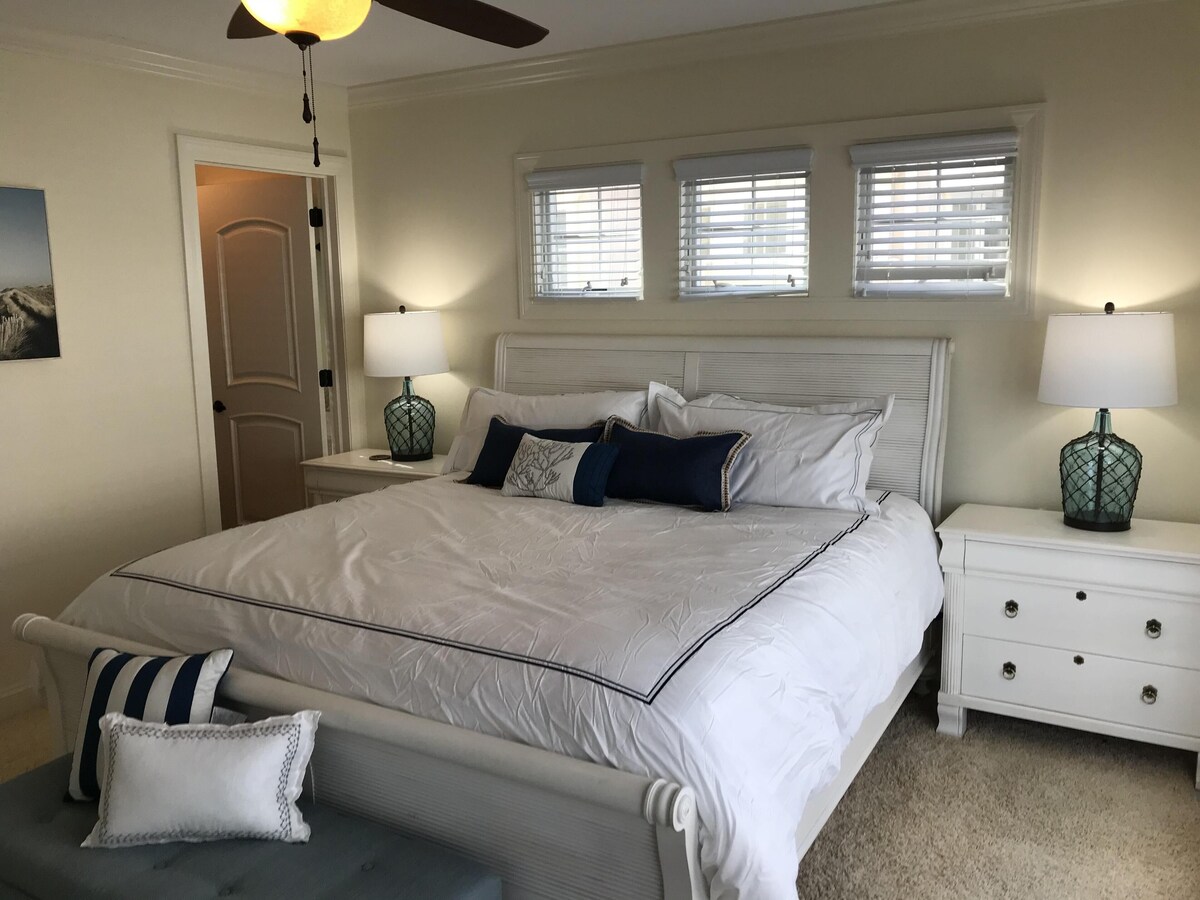 Master BR w/ King bed, attached full bath, TV, ceiling fan, private balcony 