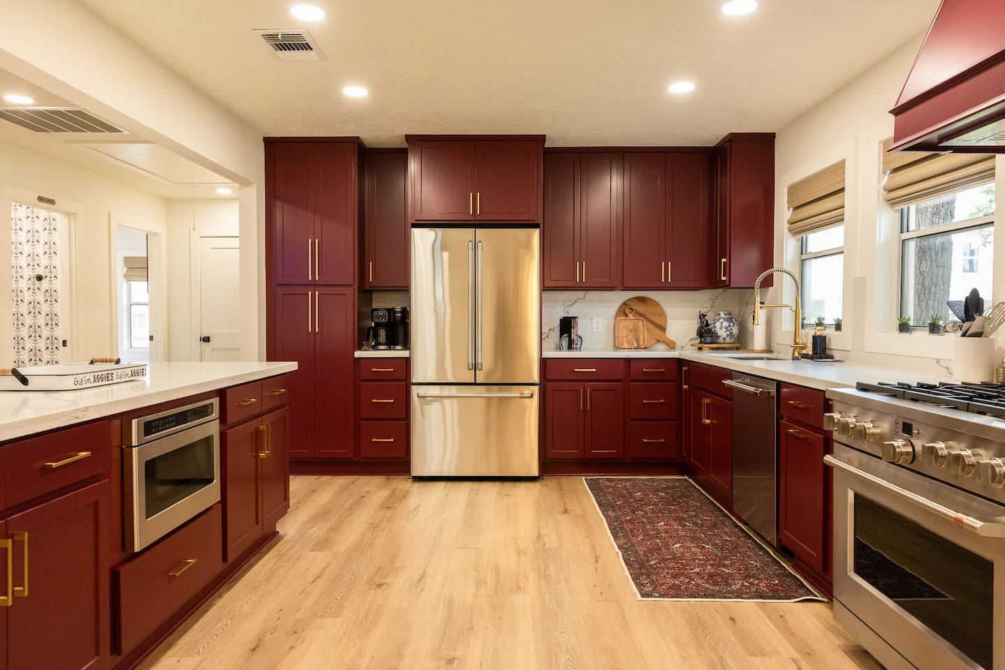 Yes the kitchen is Maroon