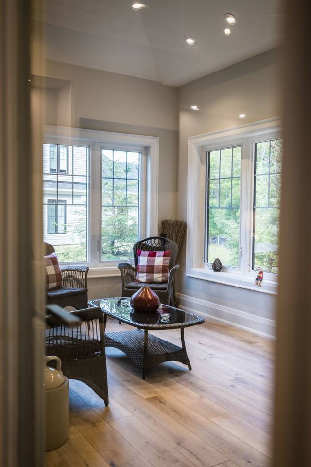 A sunlit Muskoka room made for morning coffee and quiet afternoons.