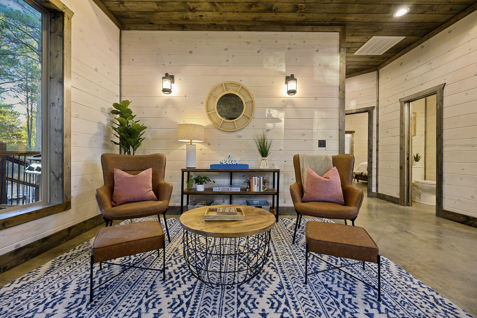 This stylish sitting nook is made for quiet moments. Share morning coffee, plan the day’s adventures, or sneak in a board game before dinner.