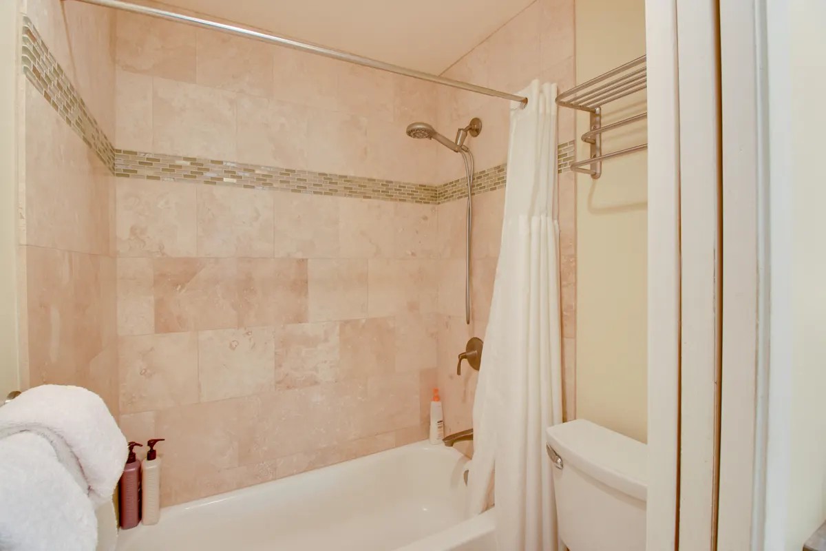Full Bathroom 1