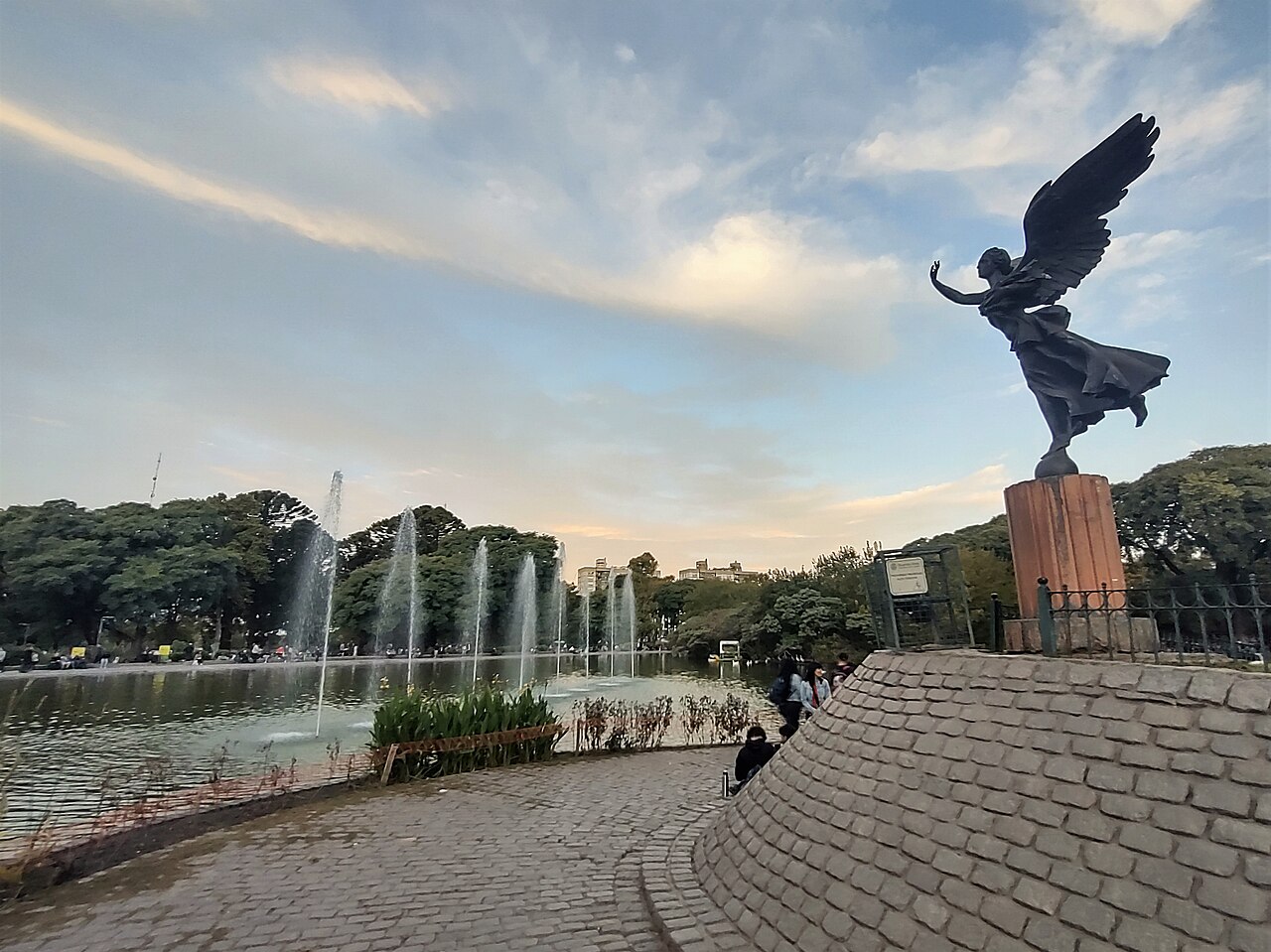 Parque Centenario outing.
Roberto Fiadone. https://commons.wikimedia.org/wiki/File:Fuente_Parque_Centenario,_Buenos_Aires_01.jpg
https://creativecommons.org/licenses/by-sa/4.0/