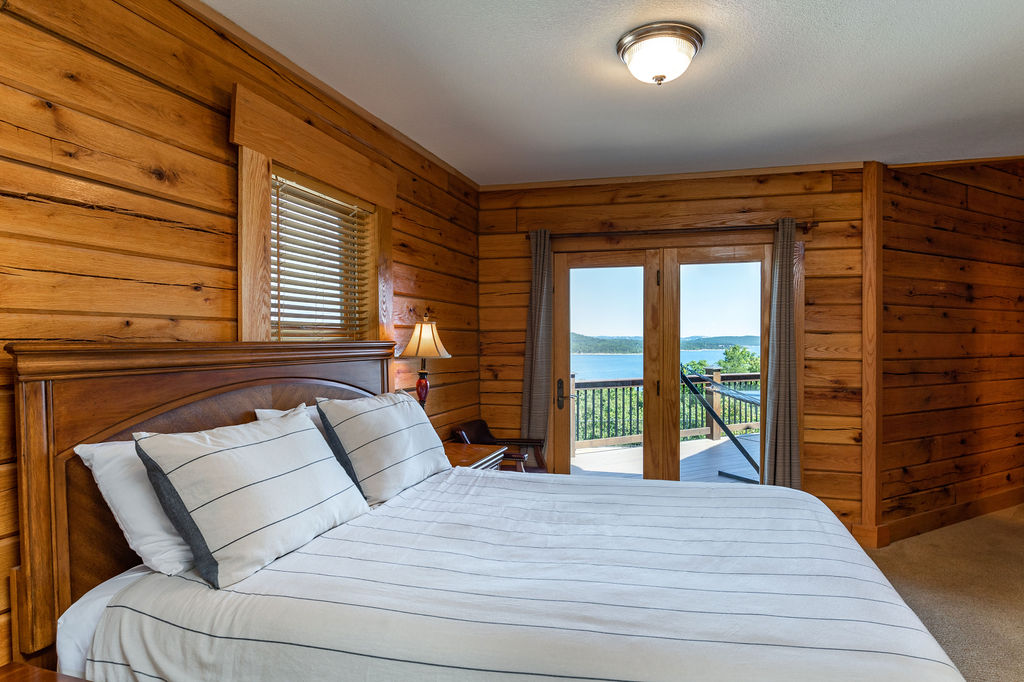 Double queen bedroom with ensuite tub