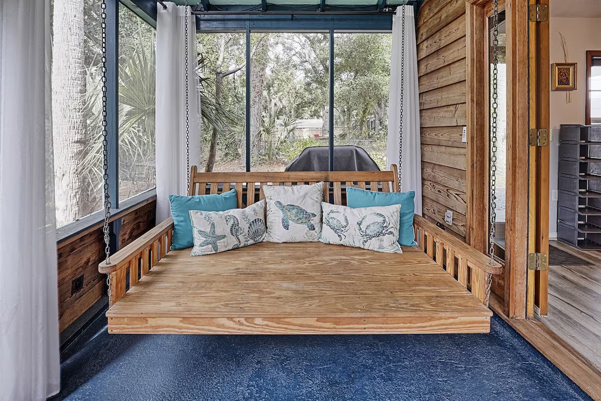 25 21st Avenue | Seas the Day | Screened Porch | IOP Escapes