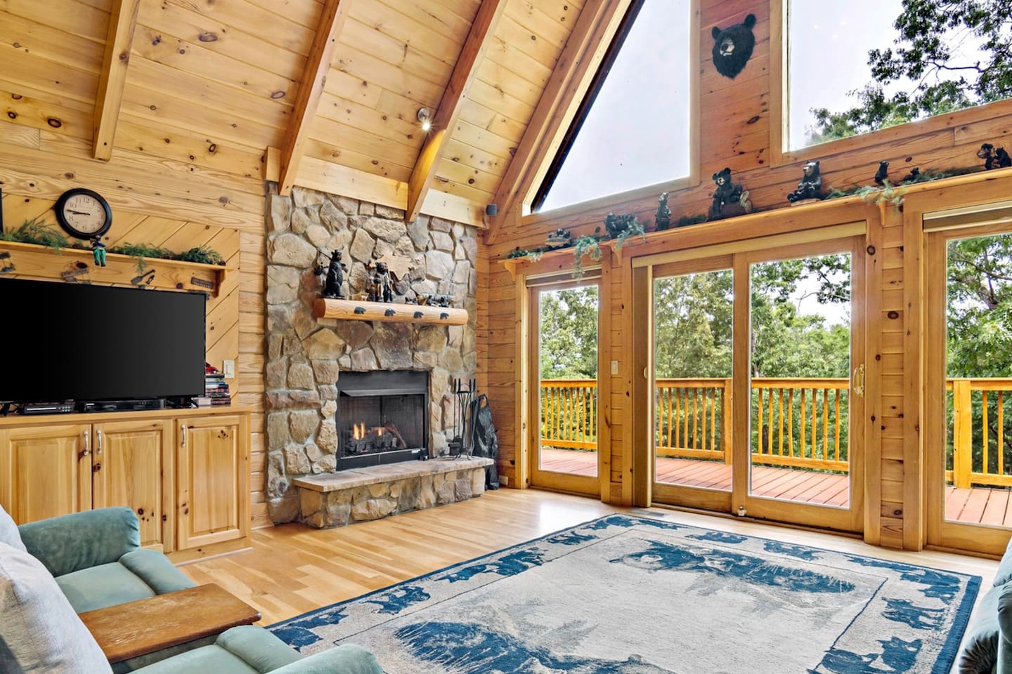 Walking into the cabin: Spacious main area 