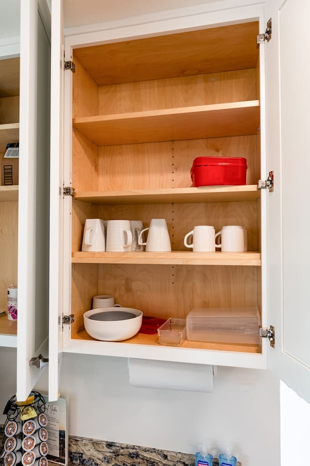 Find everything you need — mugs, bowls, and utensils — neatly stored and ready for your stay.

