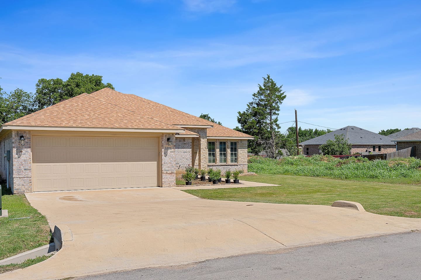 Experience a spacious driveway and neat exterior, perfect for a family home.