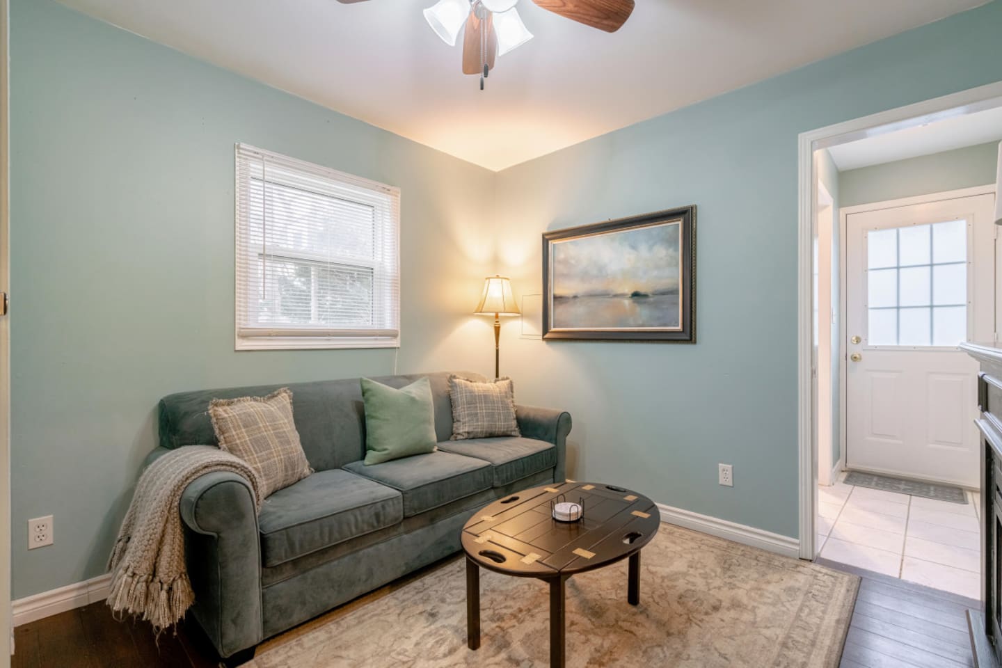 Sitting room with pull out sofa