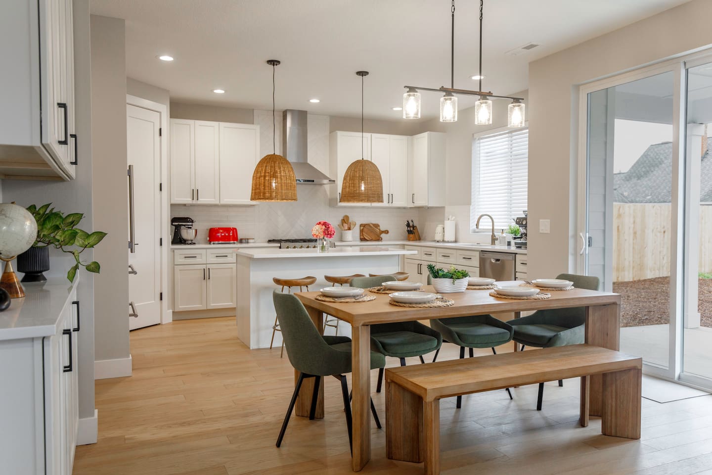 Fully equipped kitchen and a cozy, bright dining room. ️✨