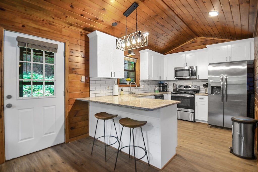 Fully stocked kitchen w/ 2 bar stools for additional seating 