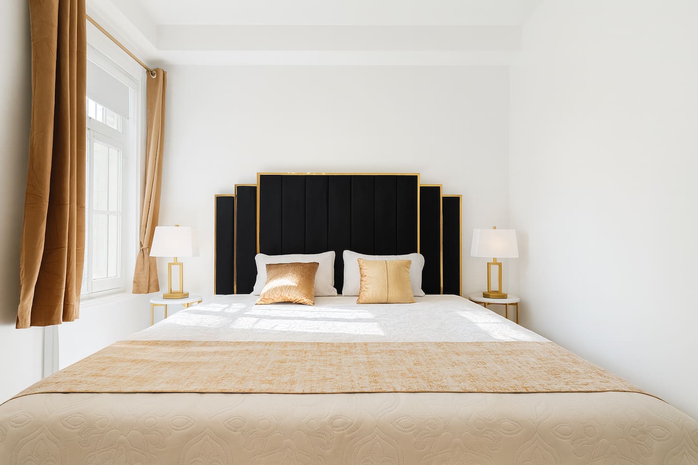 Chambre #2 avec un confortable lit King,  une commode et un bureau de travail incluant 1 écran!