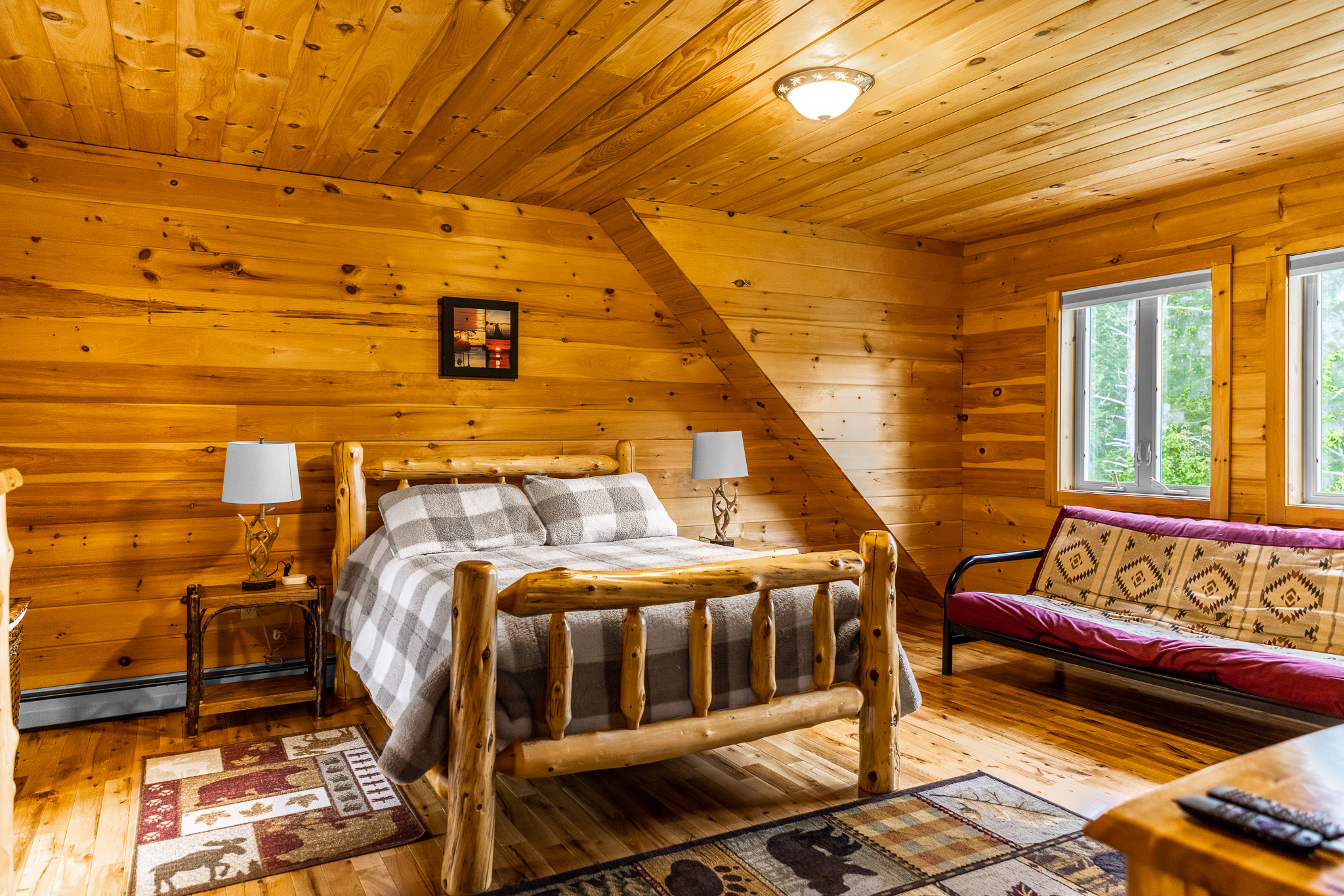 Enjoy the top floor suite. Private and quiet, with views of the beautiful lake, a full attached bathroom, TV for streaming, clothing storage, and charger stations by your queen bed plus a futon.