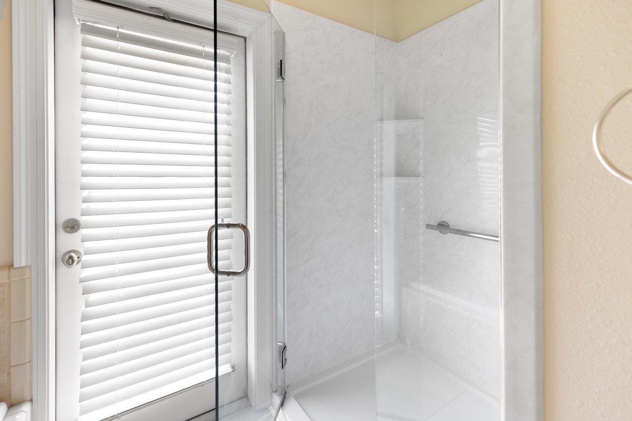 Master Bathroom (1st Floor)