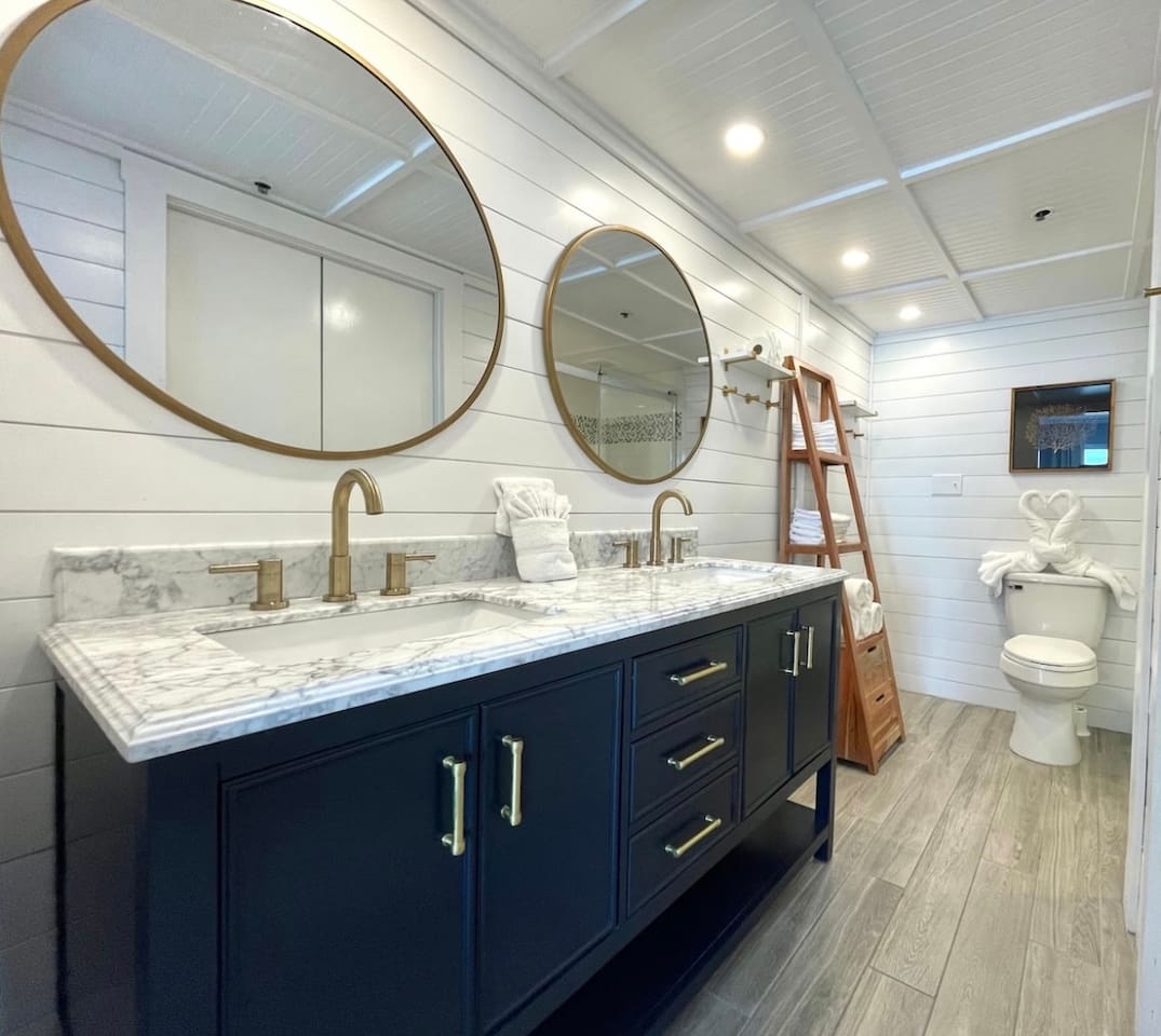 Master Full Bathroom with Double Vanity 