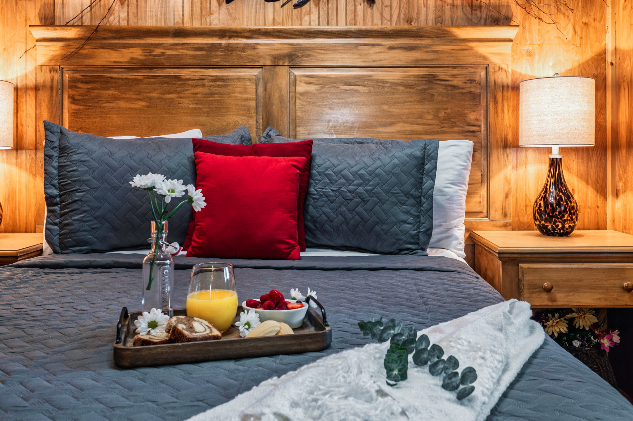 Bedroom (queen bed) on main floor. Sleeps 2