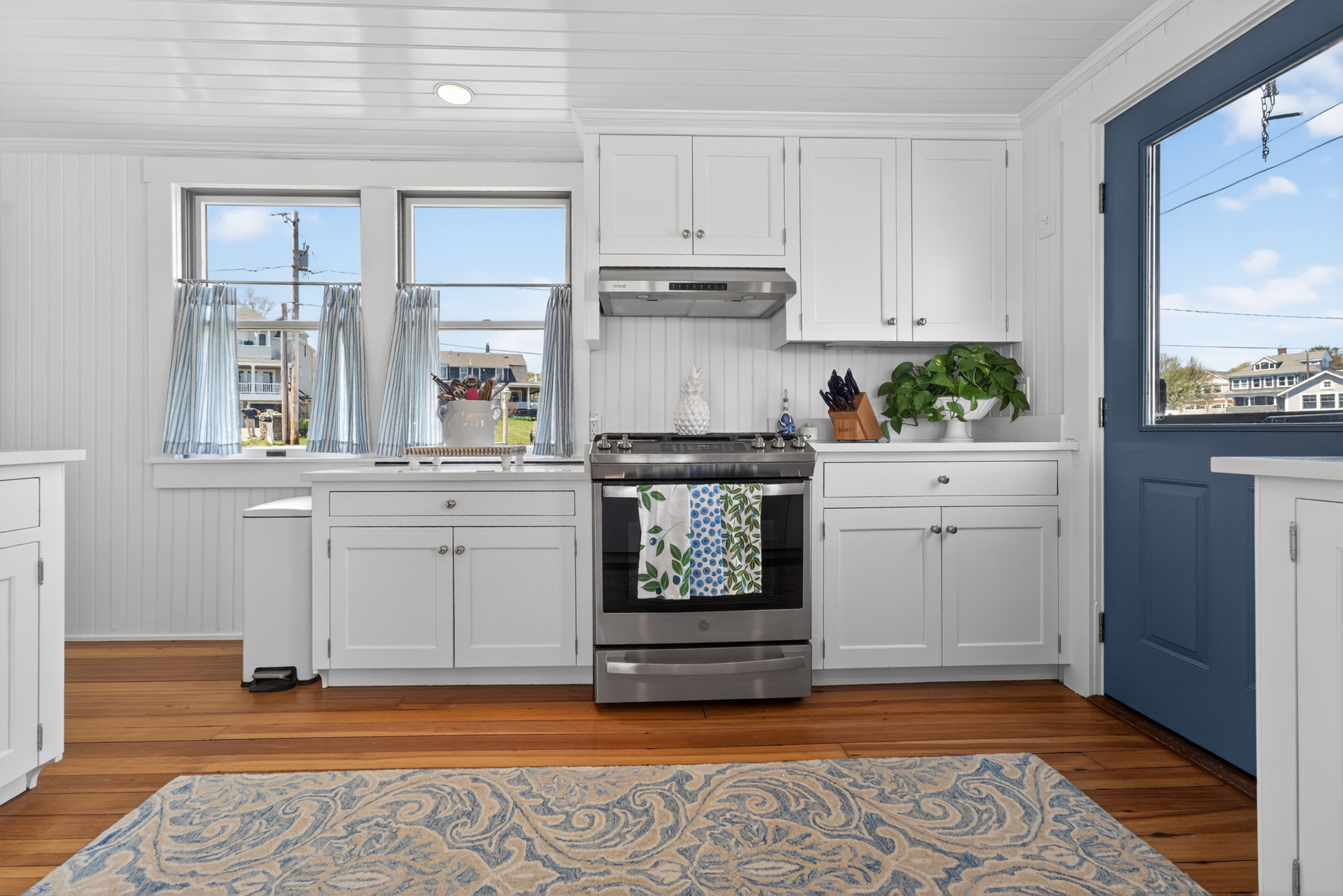 Prepare your favorite meals in this cozy, fully stocked kitchen with all the essentials provided. 🍽️