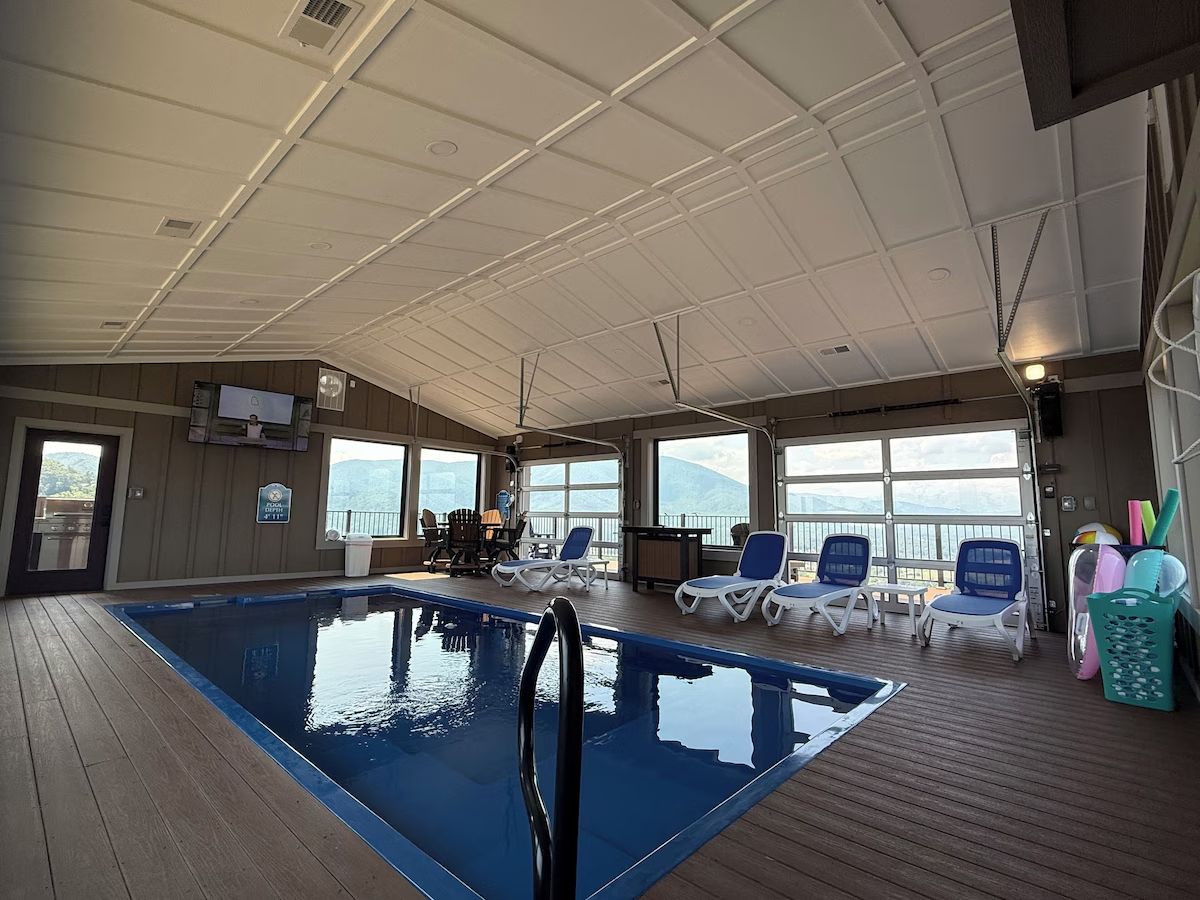 Open the garage doors in the pool house to enjoy those beautiful Mountain Views!