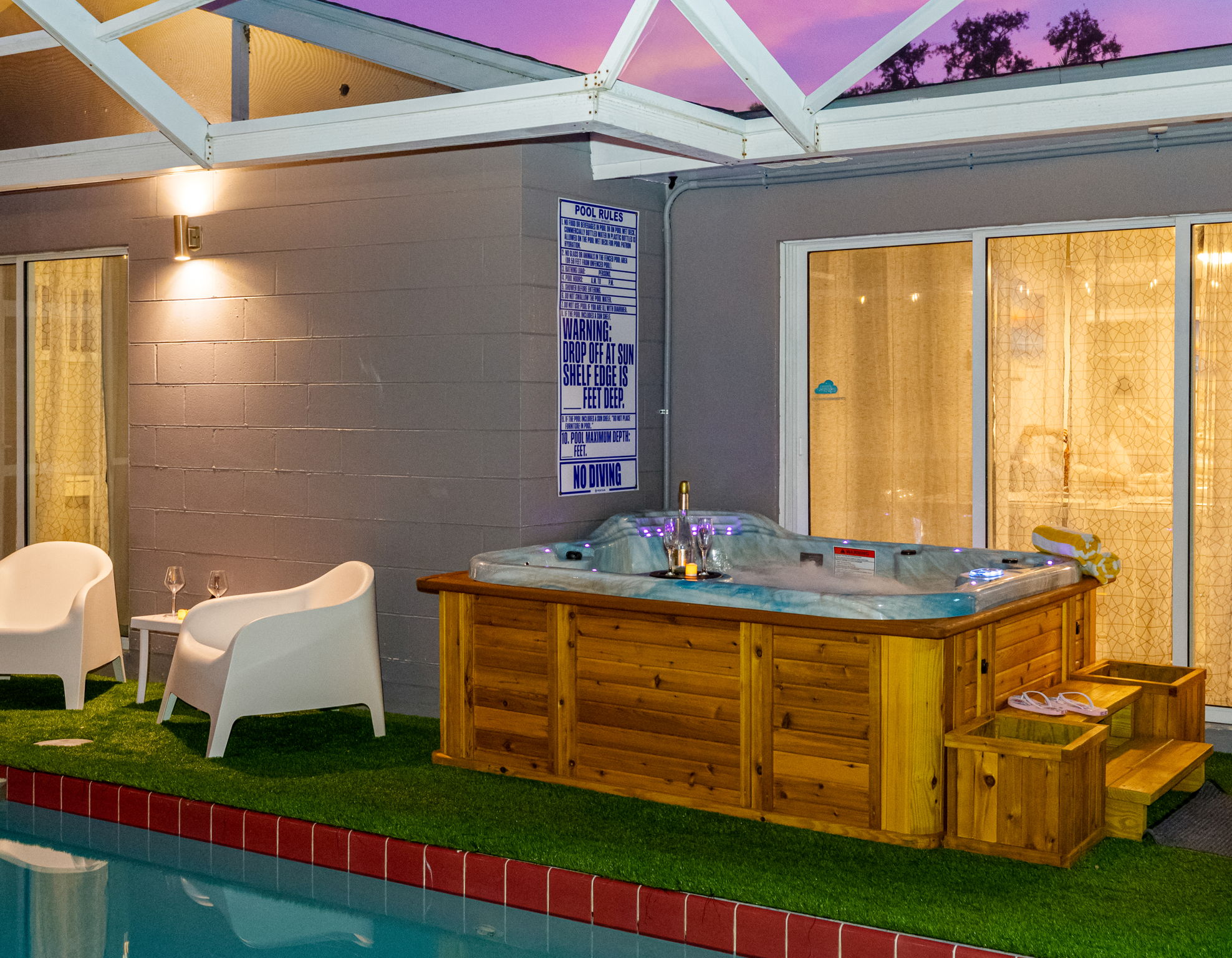 This cedar-wrapped spa delivers a spa-like experience in your own private paradise—perfect for couples, friends, or solo escapes.