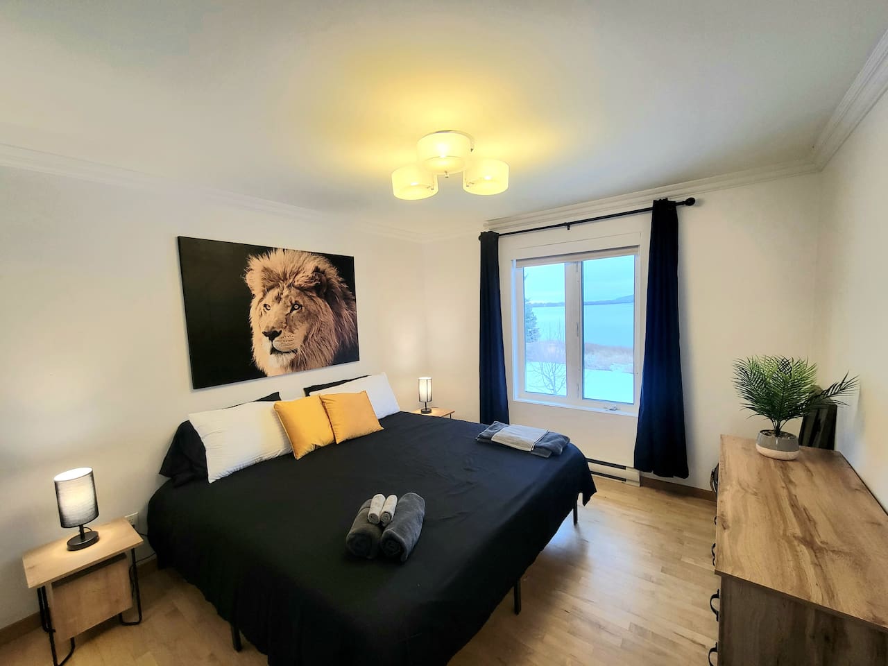 Chambre principale avec un lit king.