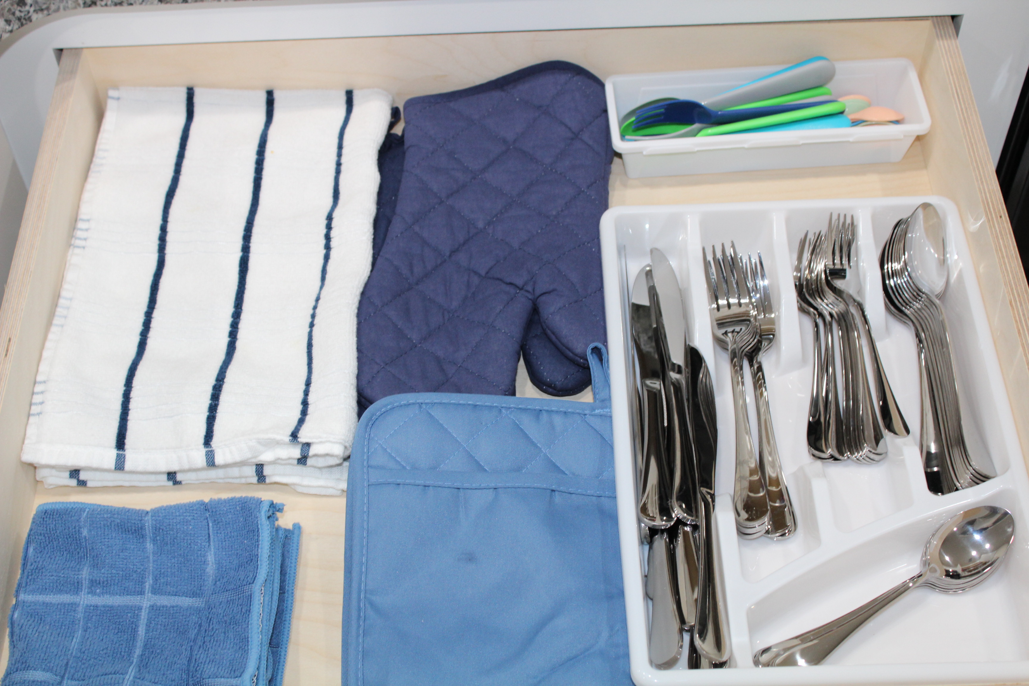 Plenty of silverware, kitchen towels, oven mitts, and kid-friendly utensils for the whole group.