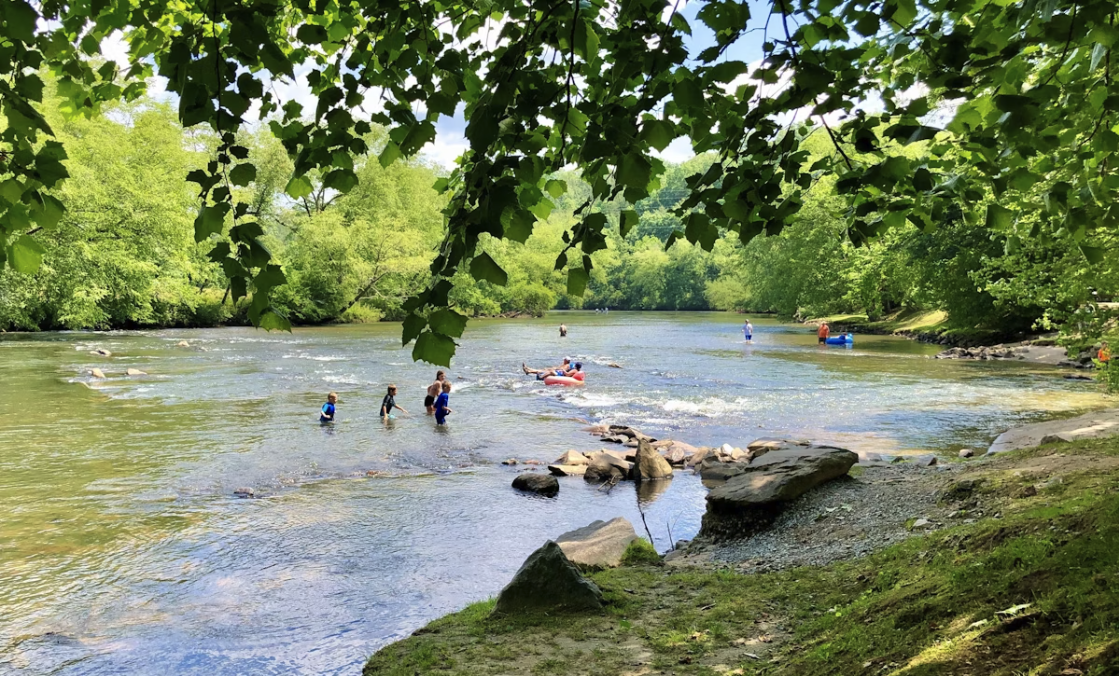 Play and have some fun in the water at Horseshoe Bend Park