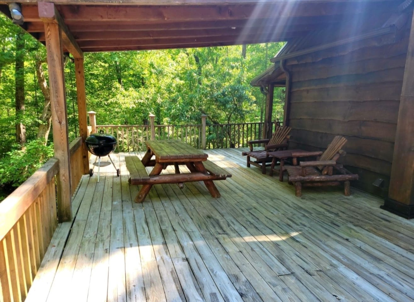 Large wrap around, fully enclosed deck- perfect for little ones or pets.