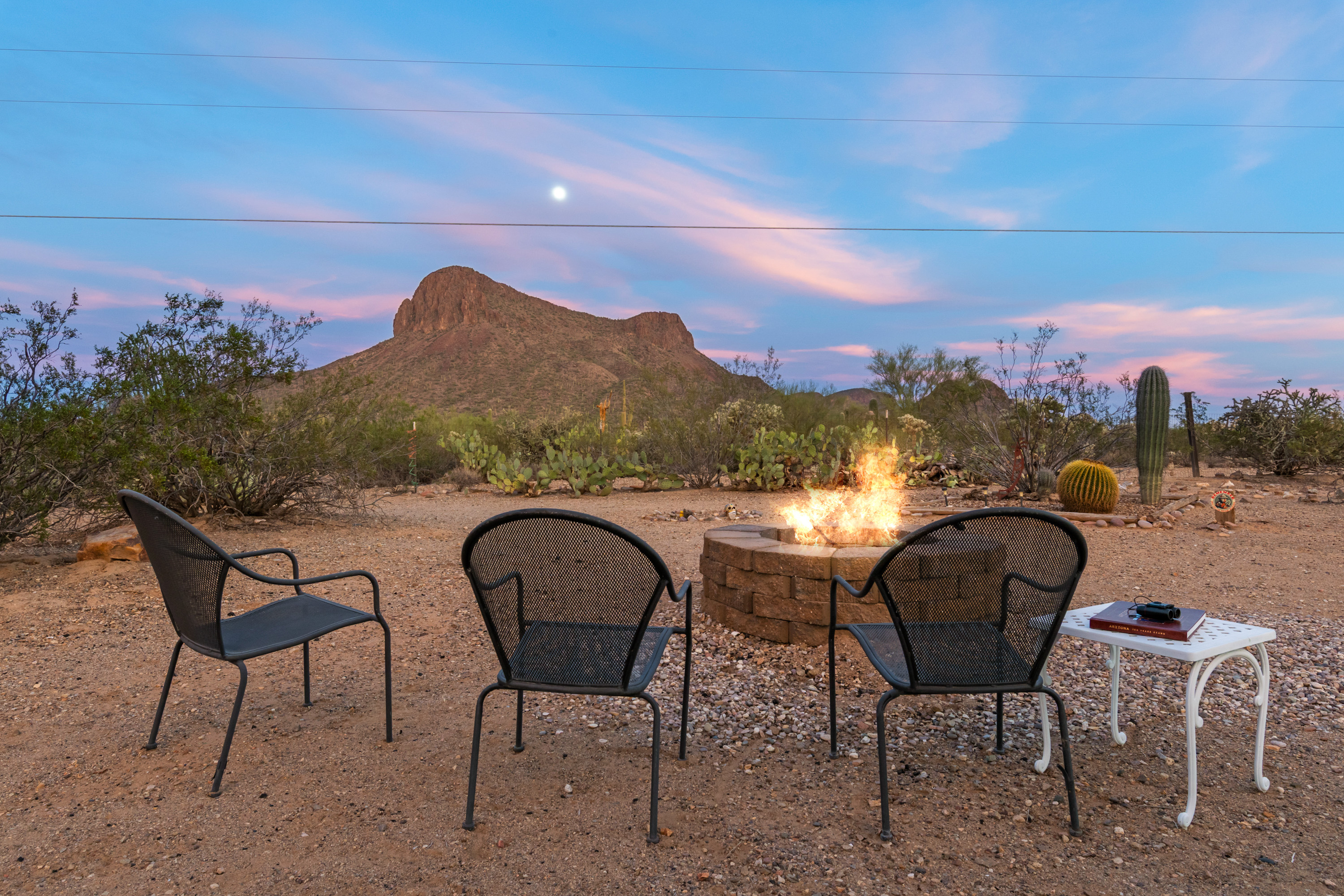 Your perfect evening: a crackling fire, mountains, and a sky full of stars.