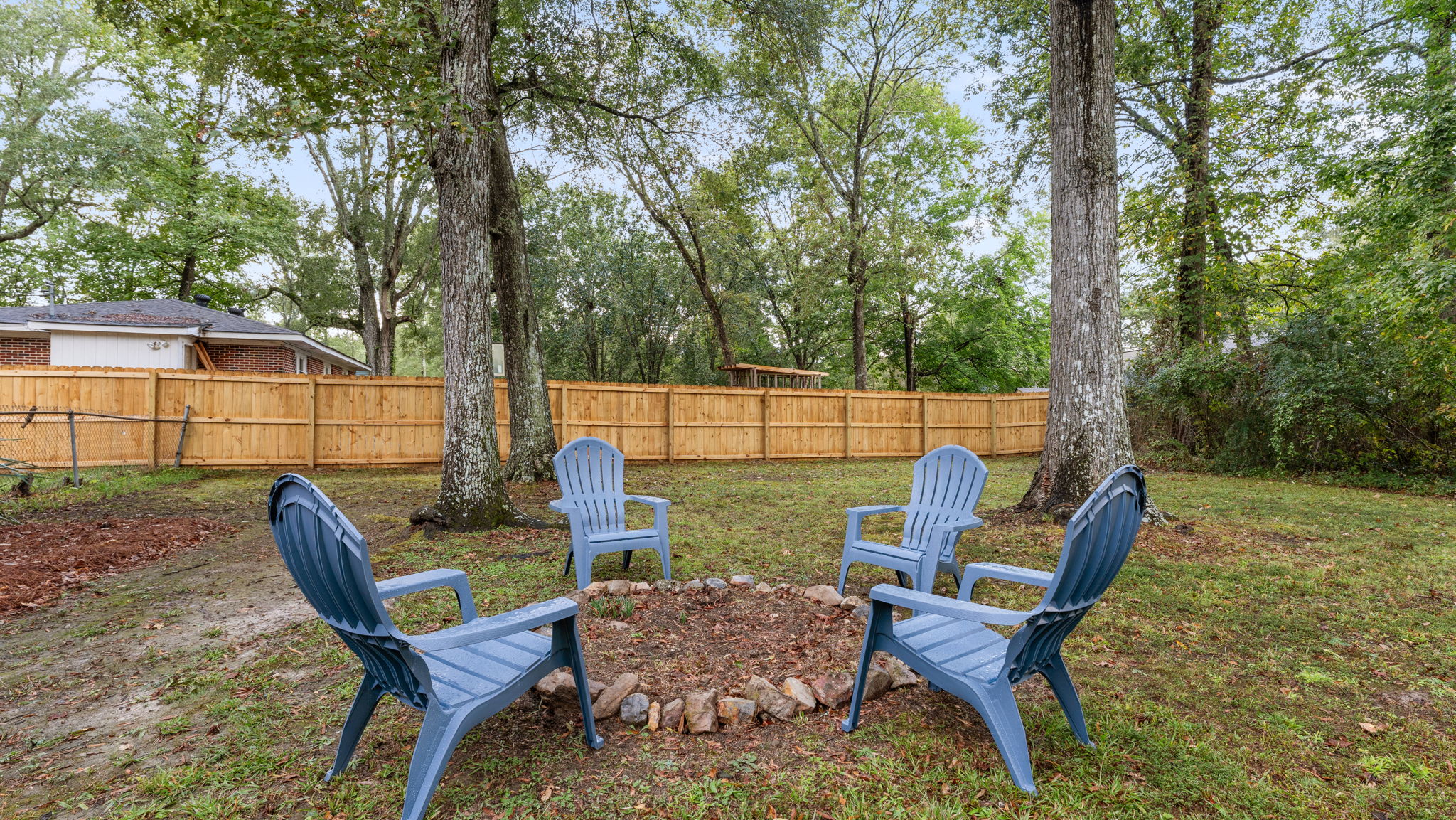 The Cottage on Elliott - Enjoy An Evening By the Firepit