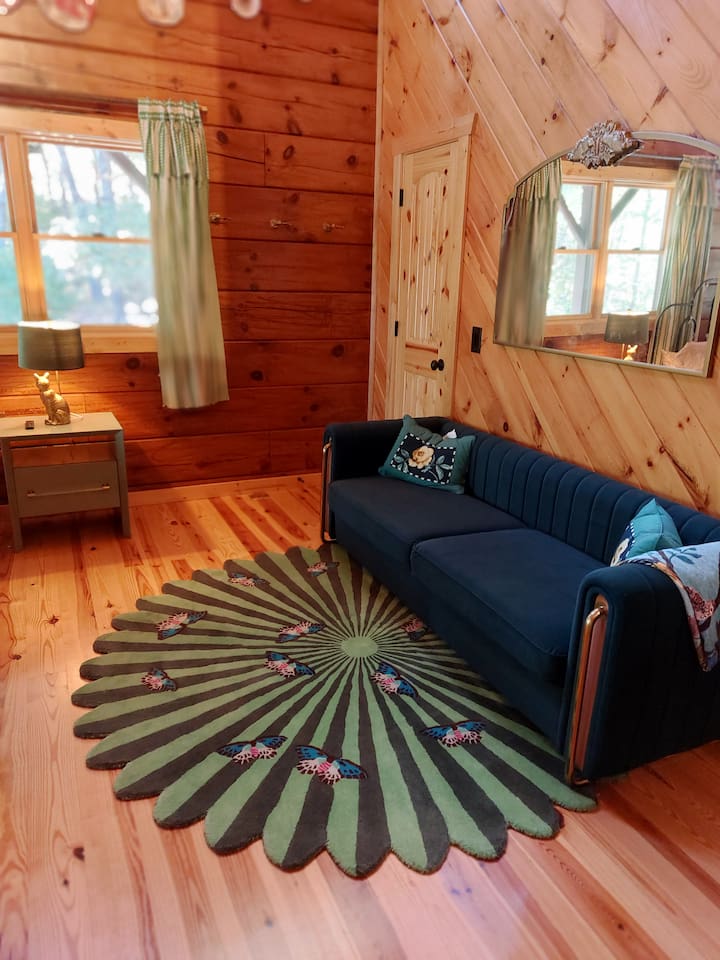 Porcelain room sitting area