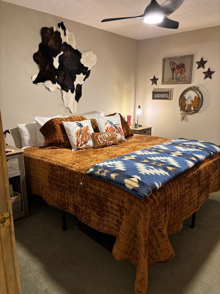 Guest Room - King sized bed