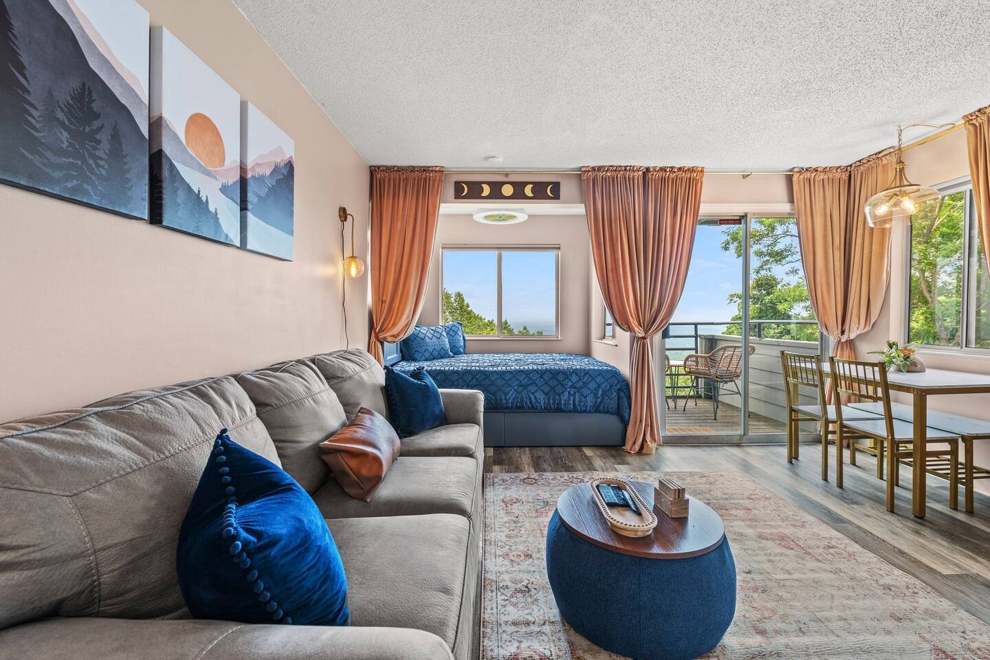 Spacious Studio sleeps 4