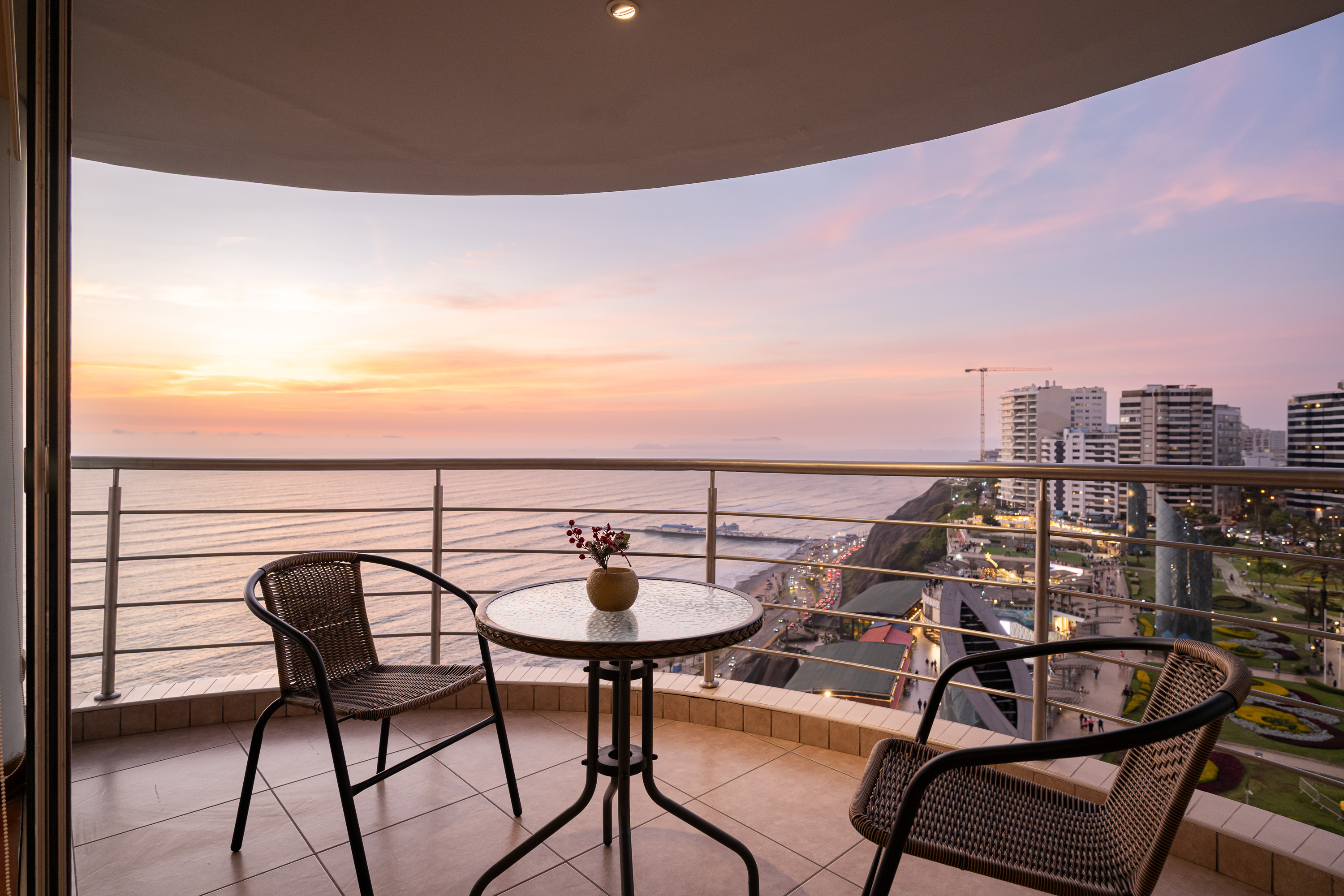 Panoramic Ocean Views: A stunning architectural layout where the wrap-around curved balcony meets expansive glass walls for an immersive Pacific experience